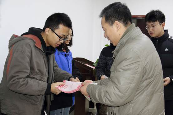 说明: E:\work\宣传部\宣传工作\Photos\2018\20181221小黄书
《聚合物合成工艺学》课程创新教学模式取得良好效果\20181221高分子课改颁奖\IMG_8461.JPG