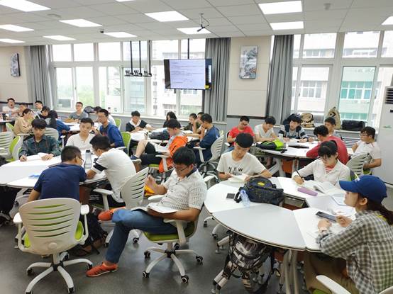 说明: C:\Users\CHXGB\Desktop\新闻稿\20181221小黄书
《聚合物合成工艺学》课程创新教学模式取得良好效果\IMG_20180914_171552.jpg